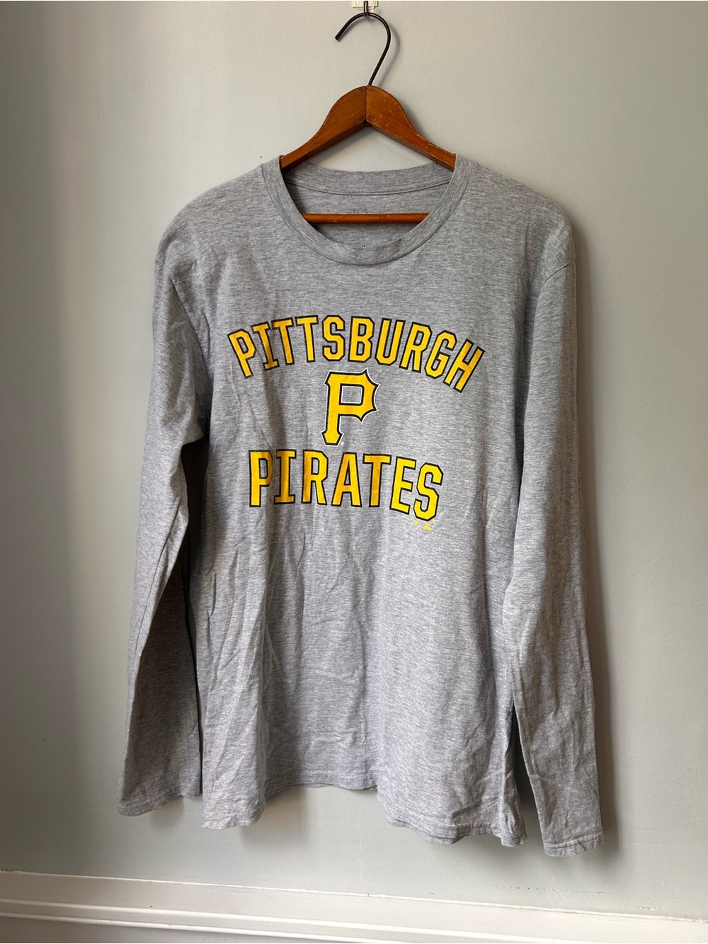 Fanatics Men's Ash Pittsburgh Pirates Victory Arch Long Sleeve T-Shirt Medium
